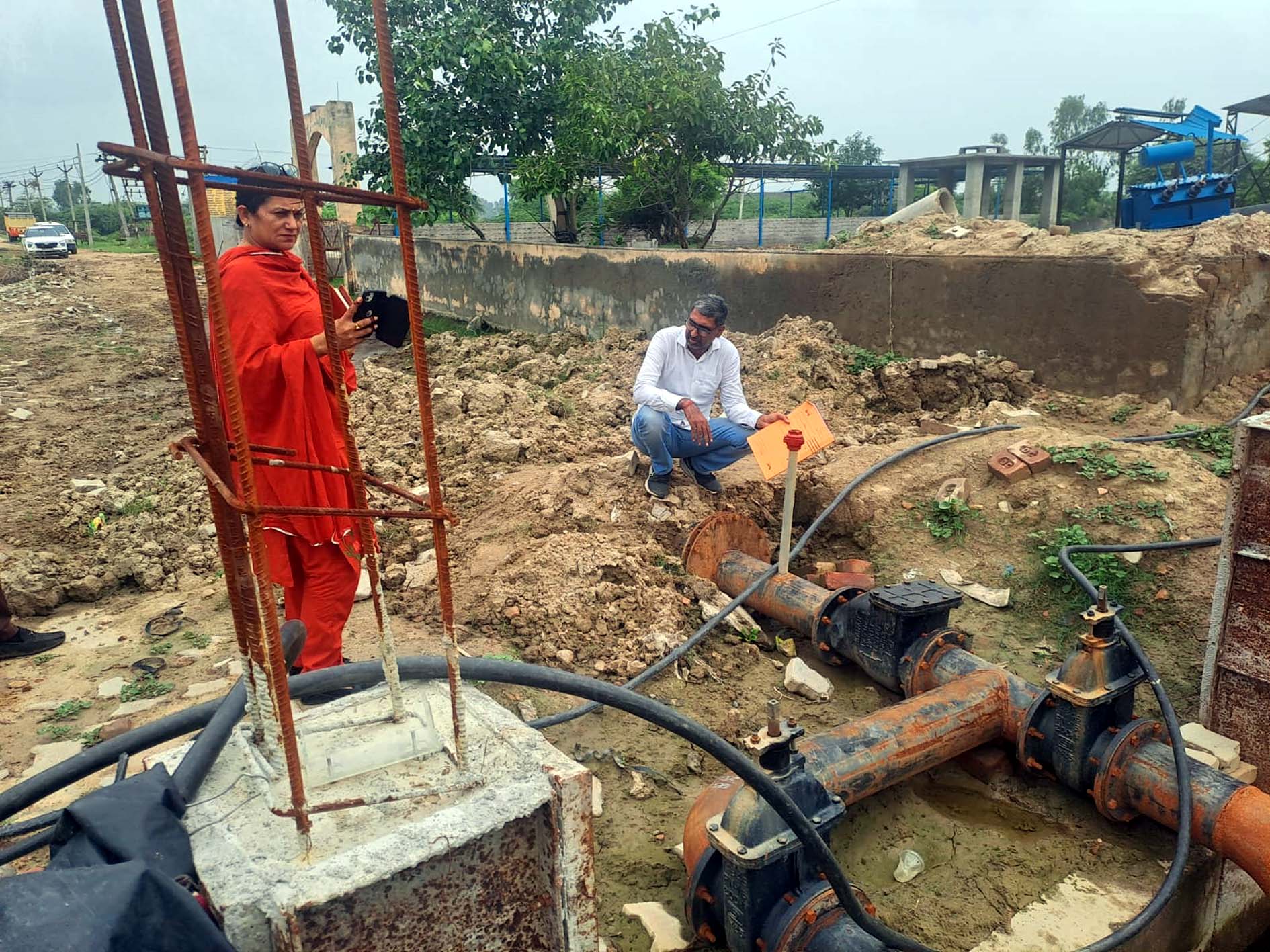 सीएम फ्लाइंग इंचार्ज सुनैना व सिंचाई विभाग के अधिकारी गांव बड़छप्पर व पुट्ठी में जल निकासी कार्यों की जांच करते हुए। सीएम फ्लाइंग इंचार्ज सुनैना व सिंचाई विभाग के अधिकारी गांव बड़छप्पर व पुट्ठी में जल निकासी कार्यों की जांच करते हुए।