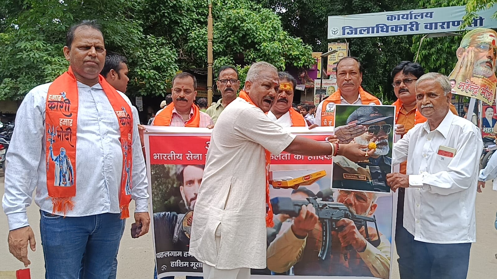 ऑपरेशन महादेव की सफलता पर जश्न मनाते भाजपा कार्यकर्ता ऑपरेशन महादेव की सफलता पर जश्न मनाते भाजपा कार्यकर्ता