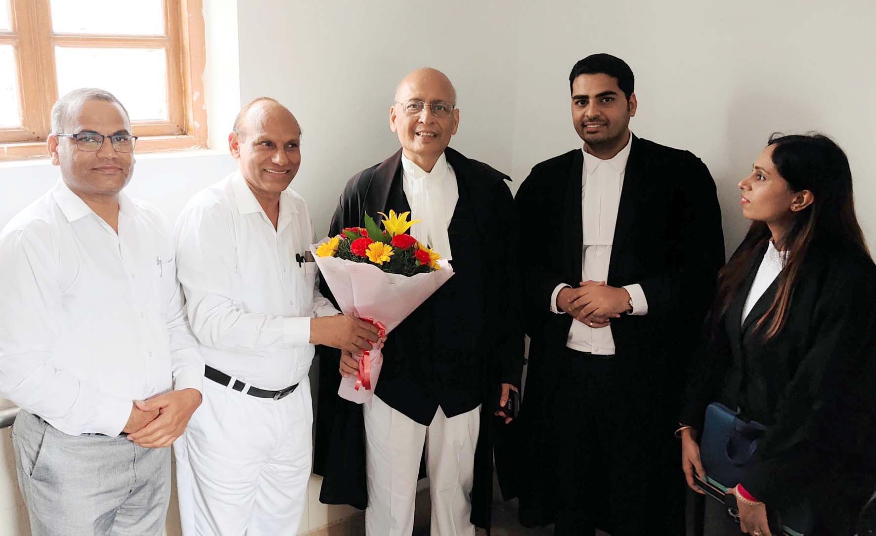 अभिषेक मनु सिंघवी व अन्य से मिलते लाल बहादुर खोवाल।