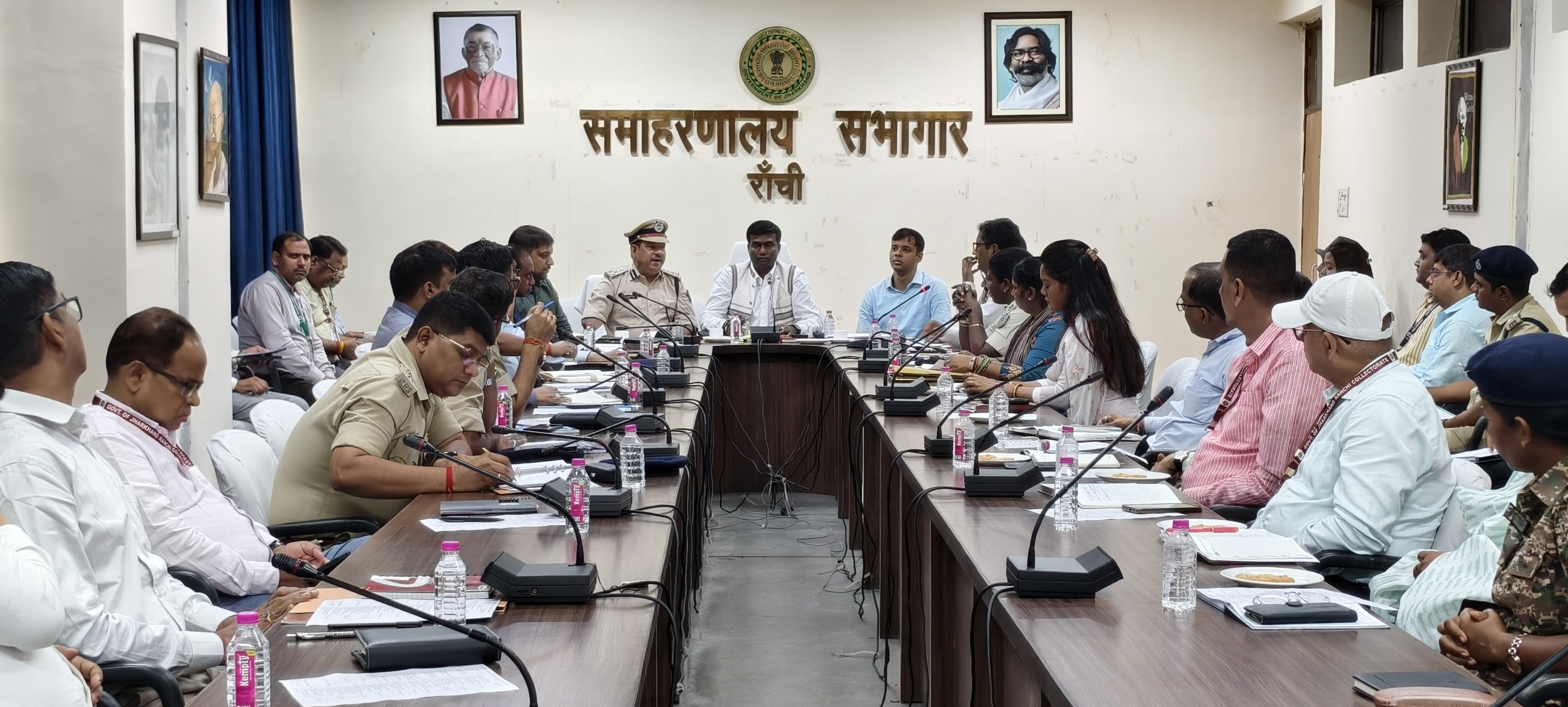 अधिकारियों के साथ बैठक करते उपायुक्त अधिकारियों के साथ बैठक करते उपायुक्त
