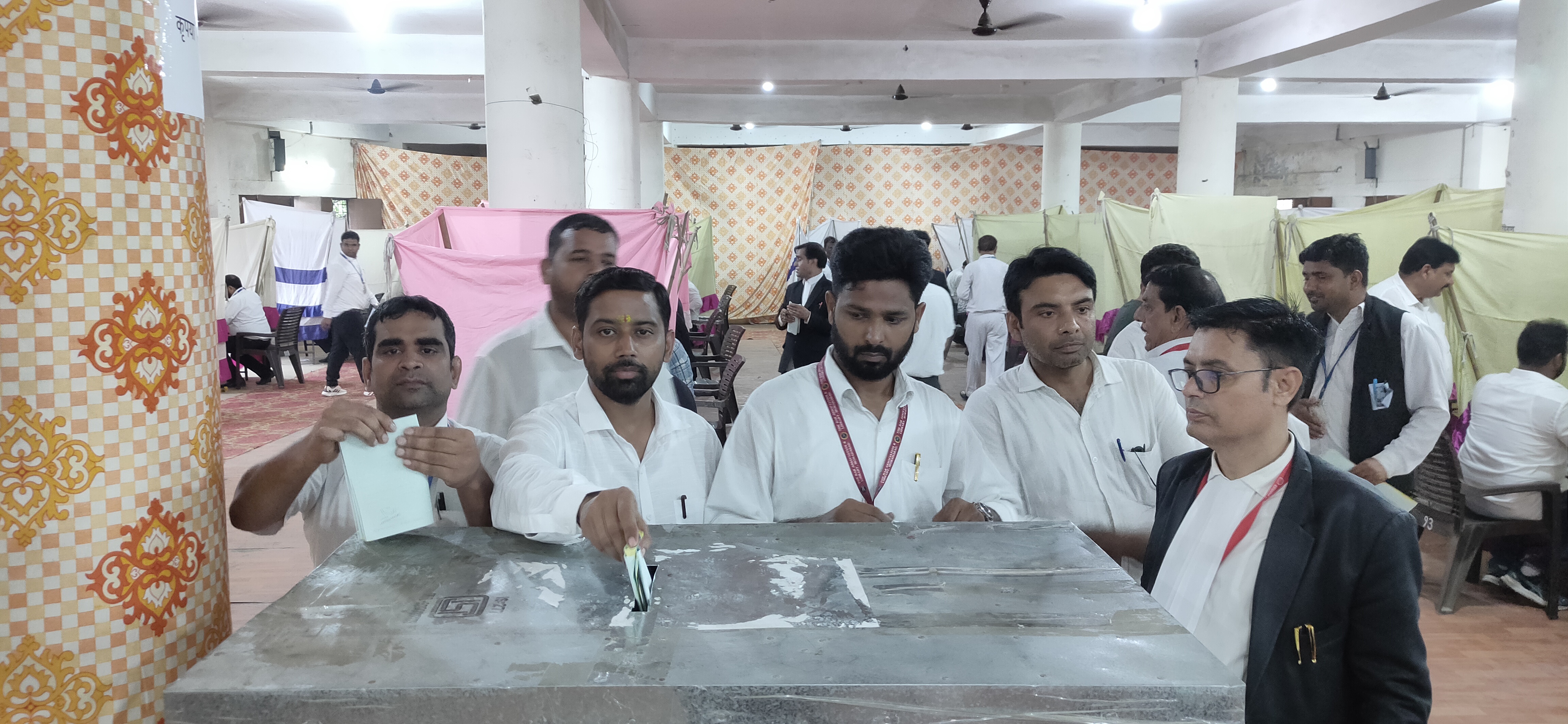 दि बार एसोसिएशन एंड लाइब्रेरी के वार्षिक चुनाव में वोट डालते अधिवक्ता। दि बार एसोसिएशन एंड लाइब्रेरी के वार्षिक चुनाव में वोट डालते अधिवक्ता।