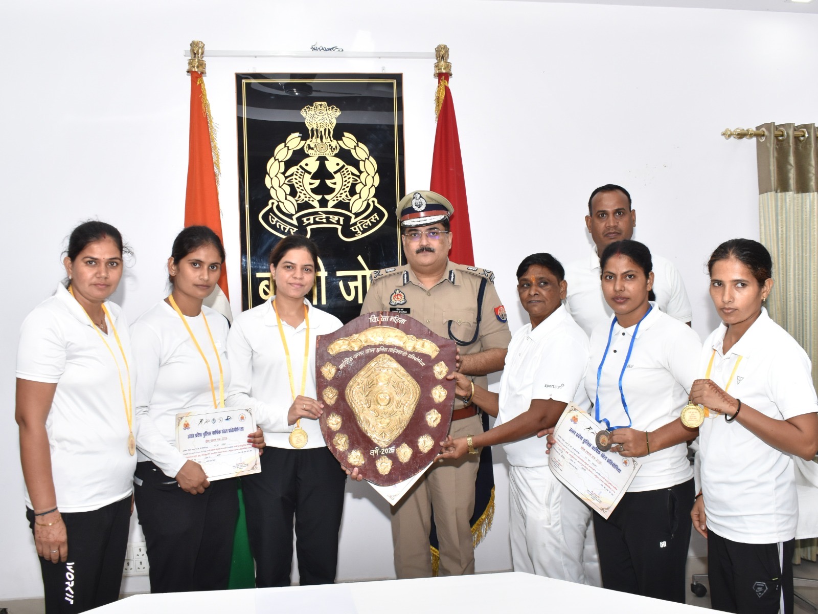 बरेली जोन की महिला पुलिस टीम कोच के साथ जीत का जश्न मनाती हुई।