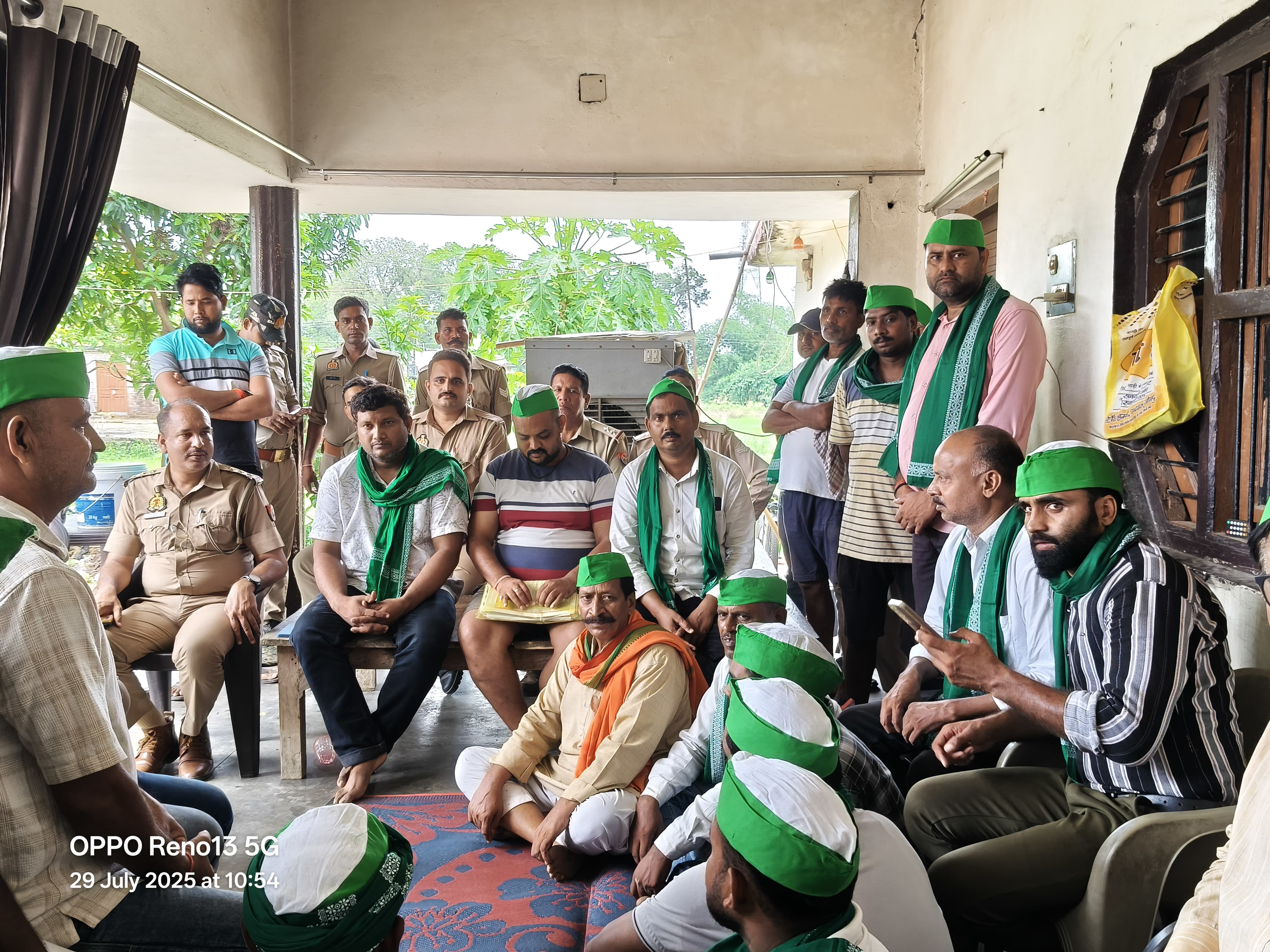 किसान नेता अजीत सिंह के समर्थन में खड़े सैकड़ों किसान किसान नेता अजीत सिंह के समर्थन में खड़े सैकड़ों किसान