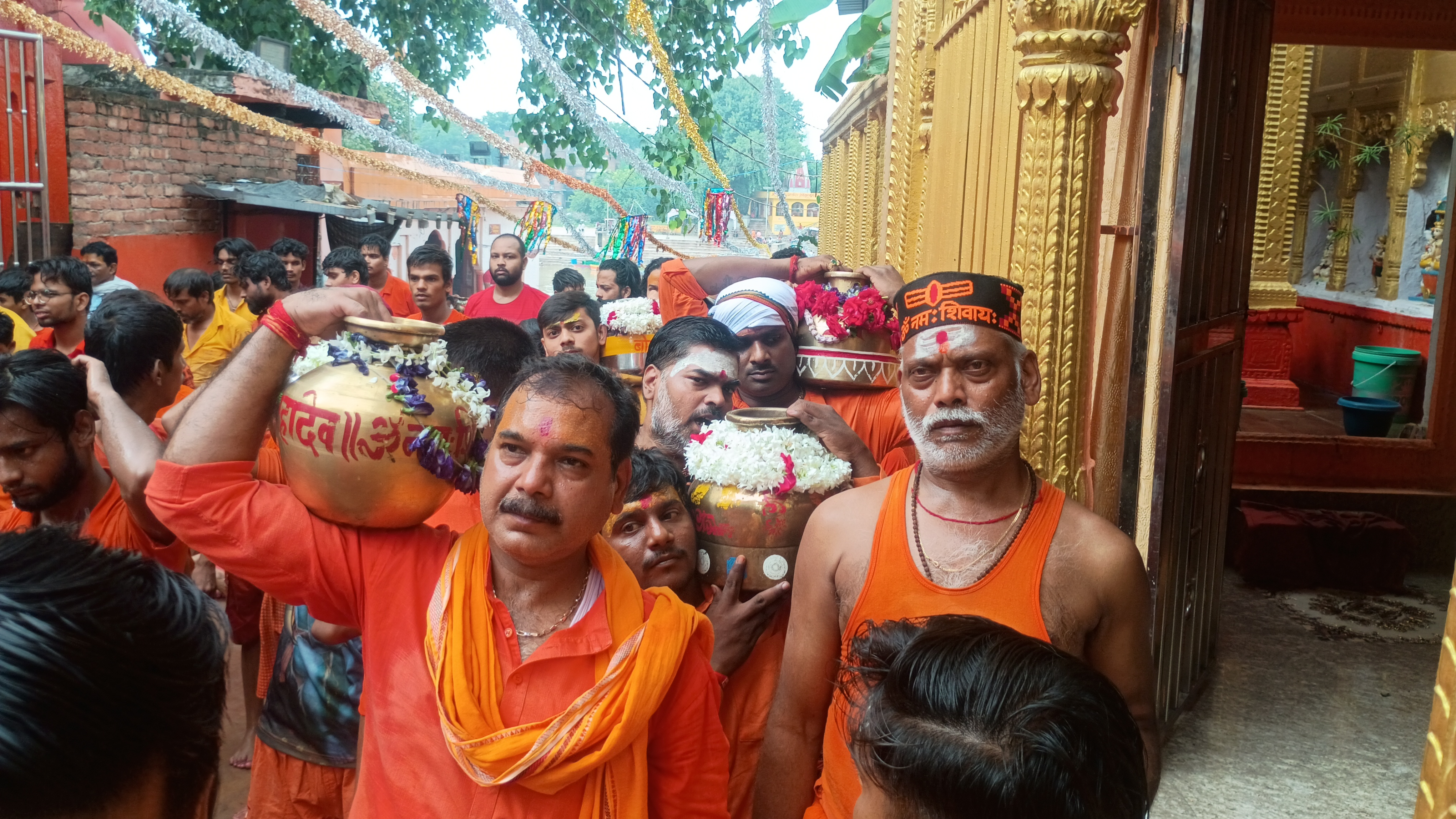 नदी किनारे से जल भरकर लेजाते श्रद्धालु
