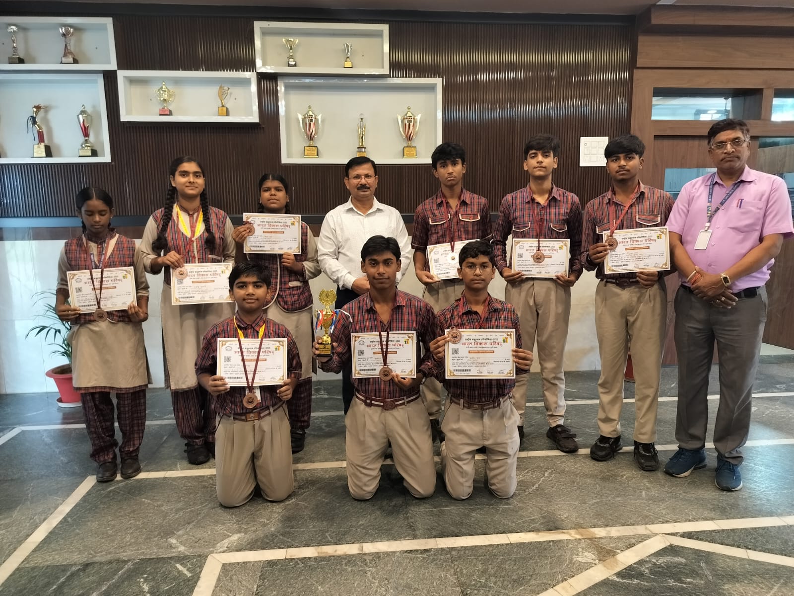 समूह गान प्रतियोगिता में हिस्सा लेते छात्र समूह गान प्रतियोगिता में हिस्सा लेते छात्र