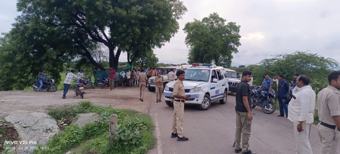 दमोह-व्यारमा नदी पर बना पुल छतिग्रस्त घोषित कलेक्टर ने बताये वैकल्पिक मार्ग दमोह-व्यारमा नदी पर बना पुल छतिग्रस्त घोषित कलेक्टर ने बताये वैकल्पिक मार्ग