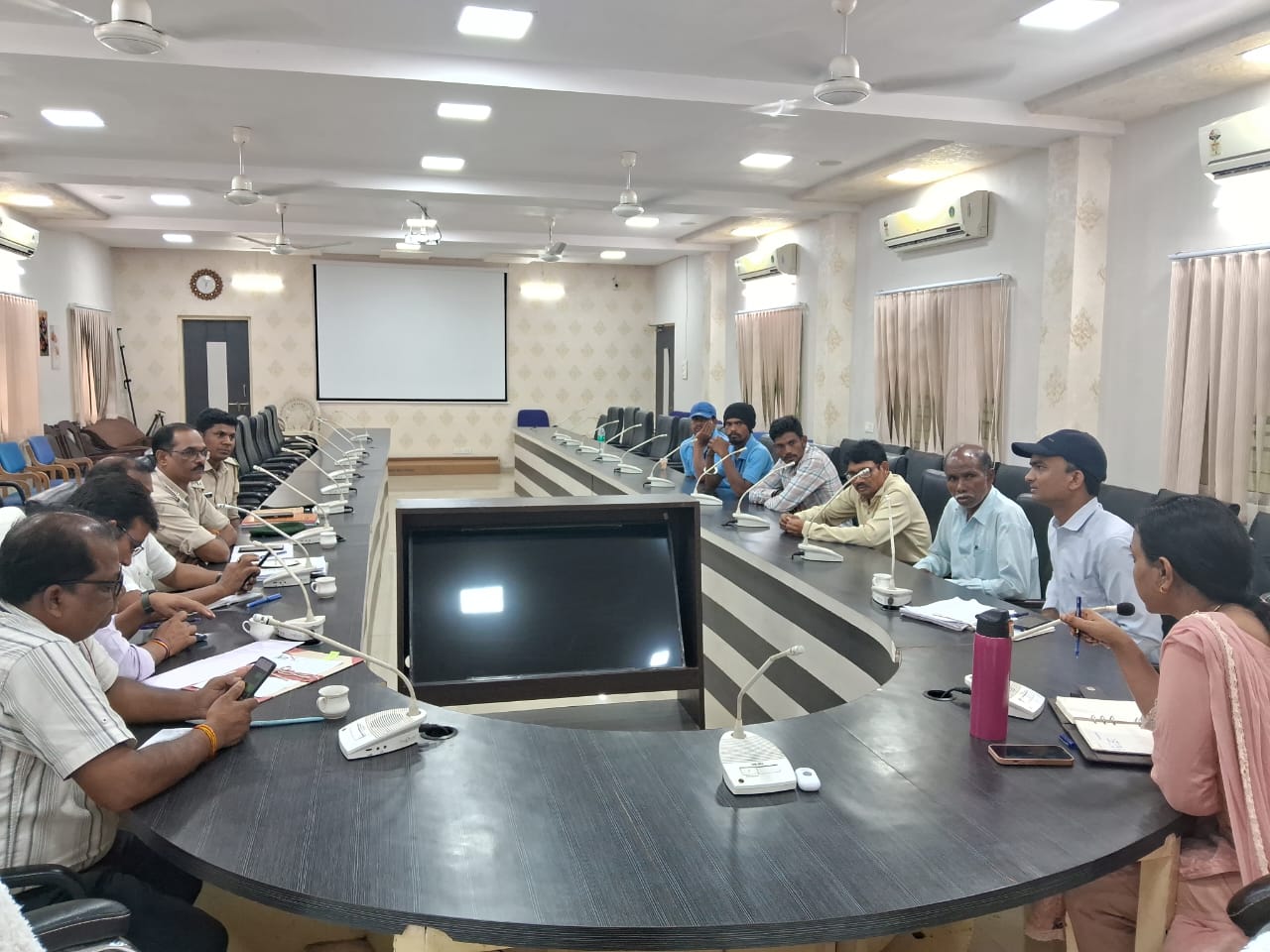 बैठक में उपस्थित जिले के अधिकारी-कर्मचारी। बैठक में उपस्थित जिले के अधिकारी-कर्मचारी।