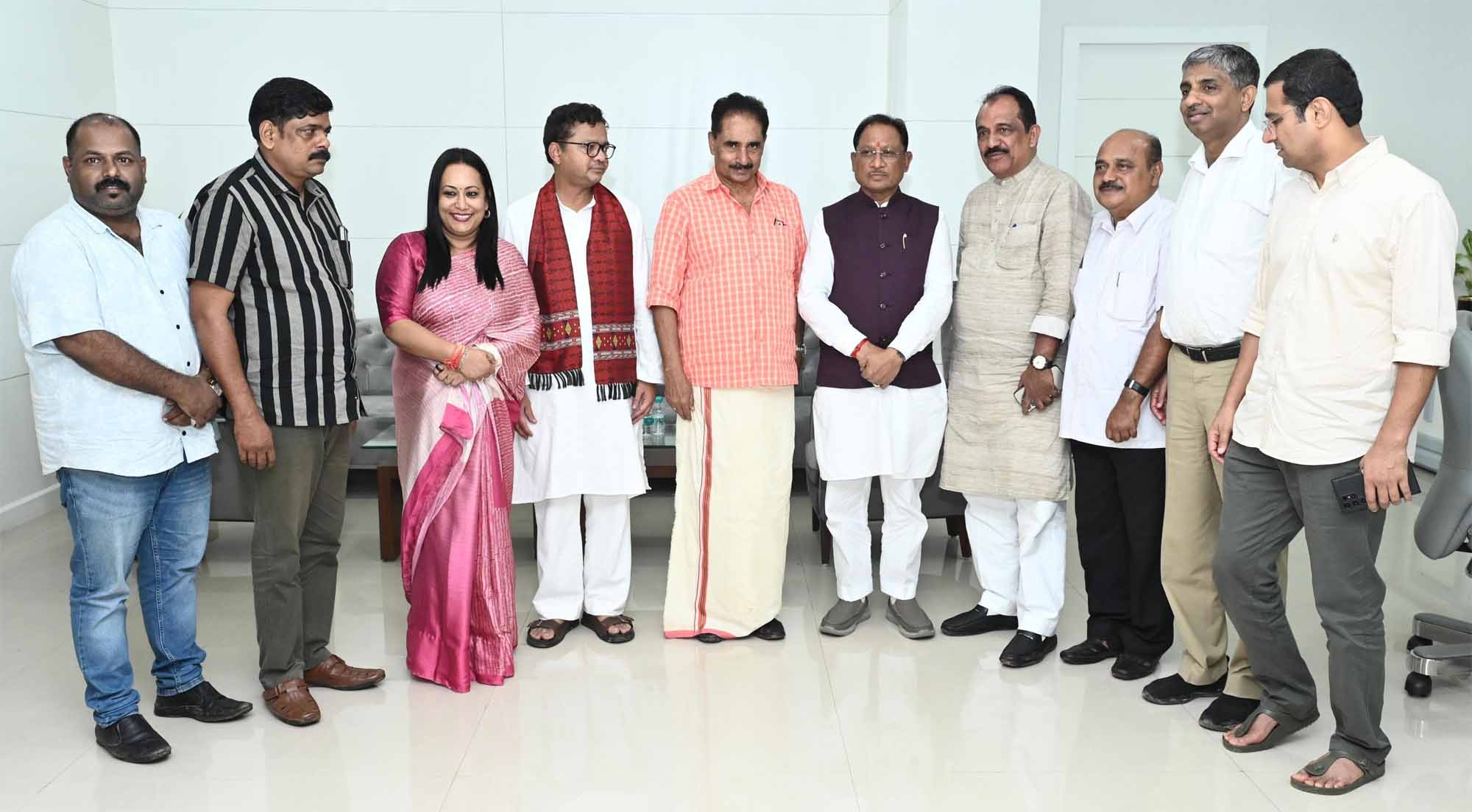 मुख्यमंत्री साय से केरल एवं ओडिशा के सांसद प्रतिनिधिमंडल मुलाकात करते मुख्यमंत्री साय से केरल एवं ओडिशा के सांसद प्रतिनिधिमंडल मुलाकात करते