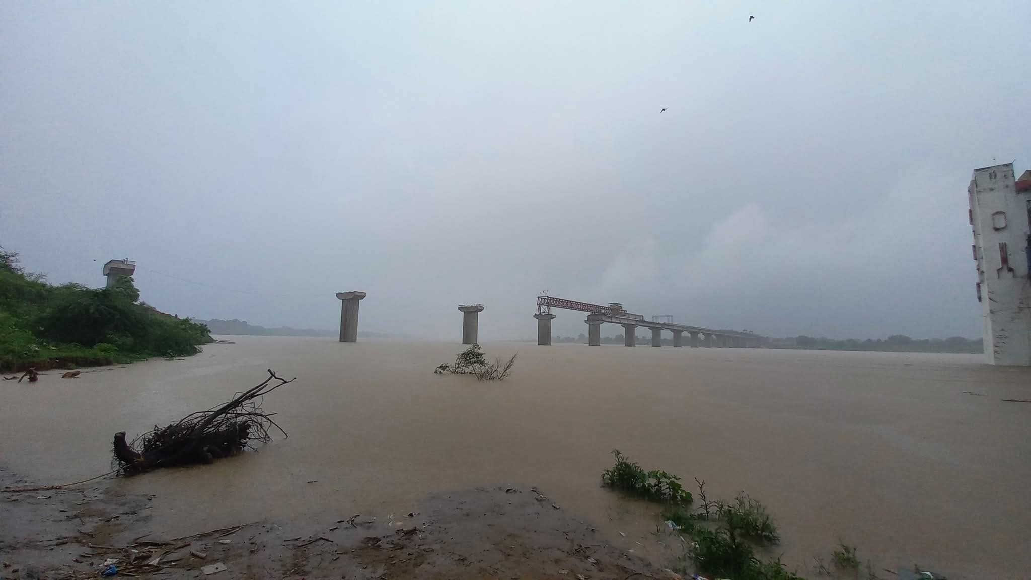 उसैद घाट पर चंबल नदी में बढ़ा हुआ पानी उसैद घाट पर चंबल नदी में बढ़ा हुआ पानी