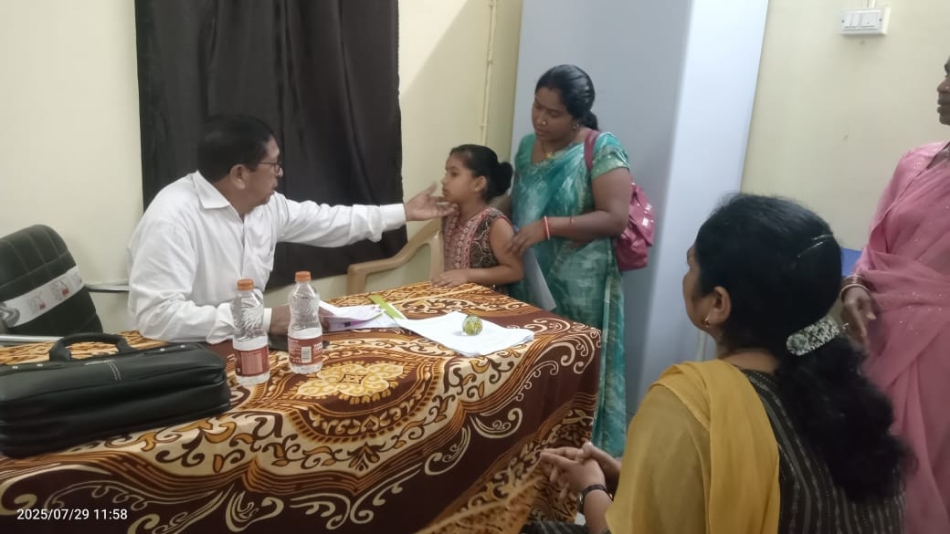 स्कूली बच्चों का स्वास्थ्य परीक्षण करते हुए अस्थि रोग विशेषज्ञ डा डी एस देव। स्कूली बच्चों का स्वास्थ्य परीक्षण करते हुए अस्थि रोग विशेषज्ञ डा डी एस देव।
