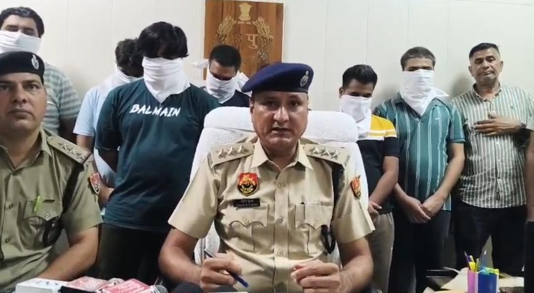 पत्रकारों को जानकारी देते हुए डीएसपी संदीप। पत्रकारों को जानकारी देते हुए डीएसपी संदीप।
