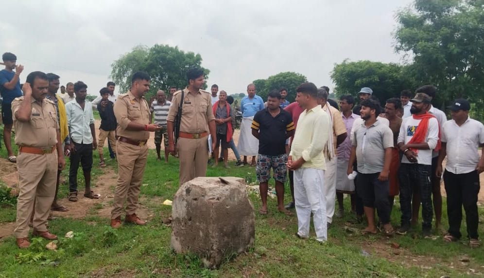 मनिगढ़ा गाँव में शिव लिंग गायब होने की सूचना पर मौके पर मौजूद ग्रामीण व पुलिस। मनिगढ़ा गाँव में शिव लिंग गायब होने की सूचना पर मौके पर मौजूद ग्रामीण व पुलिस।