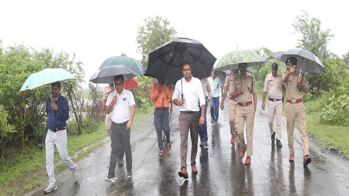कलेक्टर-एसपी ने अतिवृष्टि एवं जल भराव वाले क्षेत्रों का किया निरीक्षण