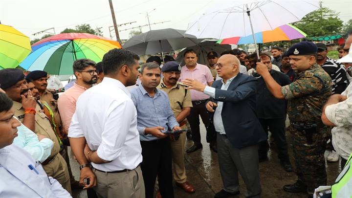 इंदौरः सुप्रीम कोर्ट के पूर्व न्यायाधीश न्यायमूर्ति अभय मनोहर सप्रे ने किया ब्लैक स्पॉट्स का निरीक्षण