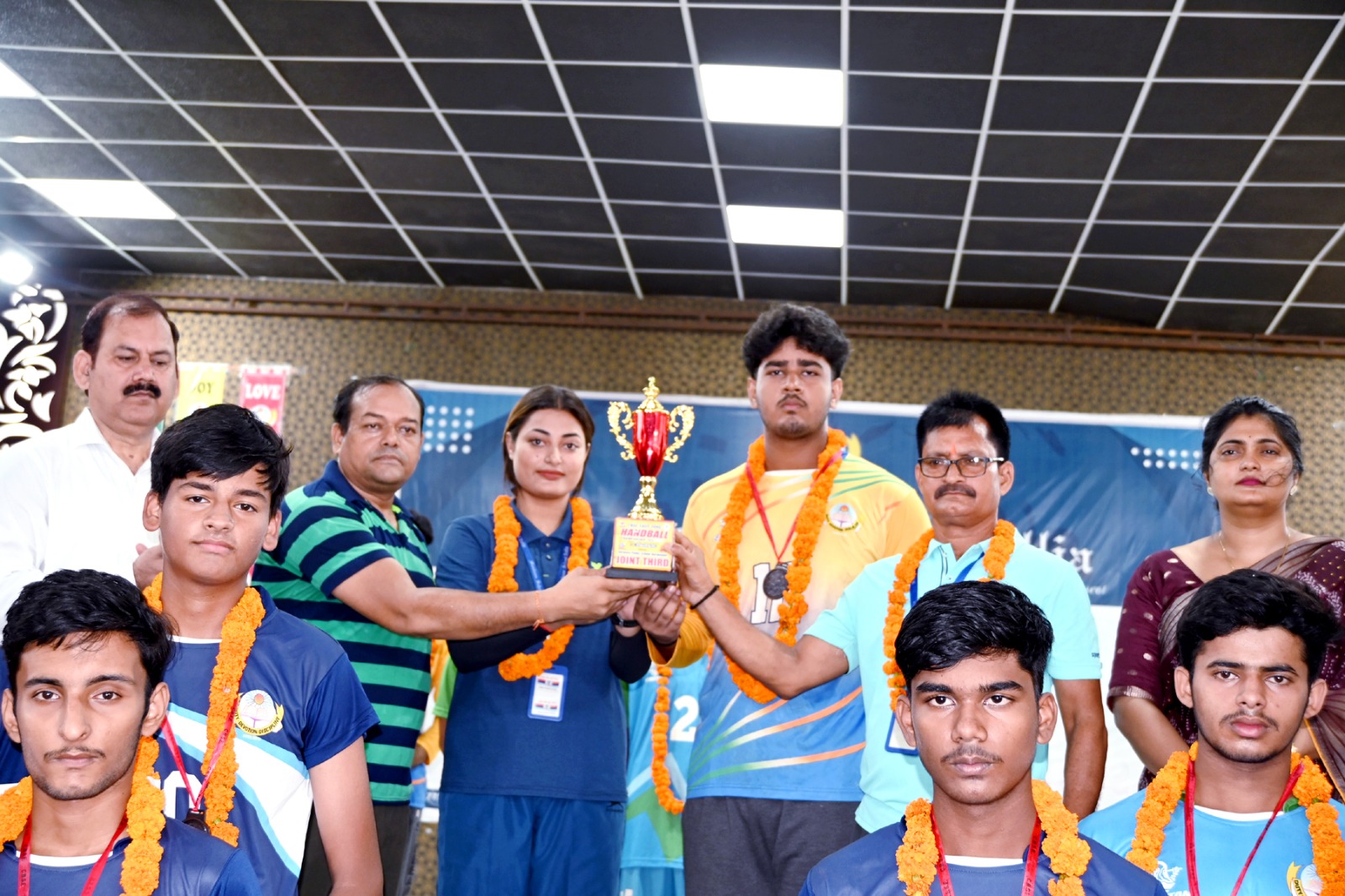 सफल खिलाड़ियों को सम्मानित करते