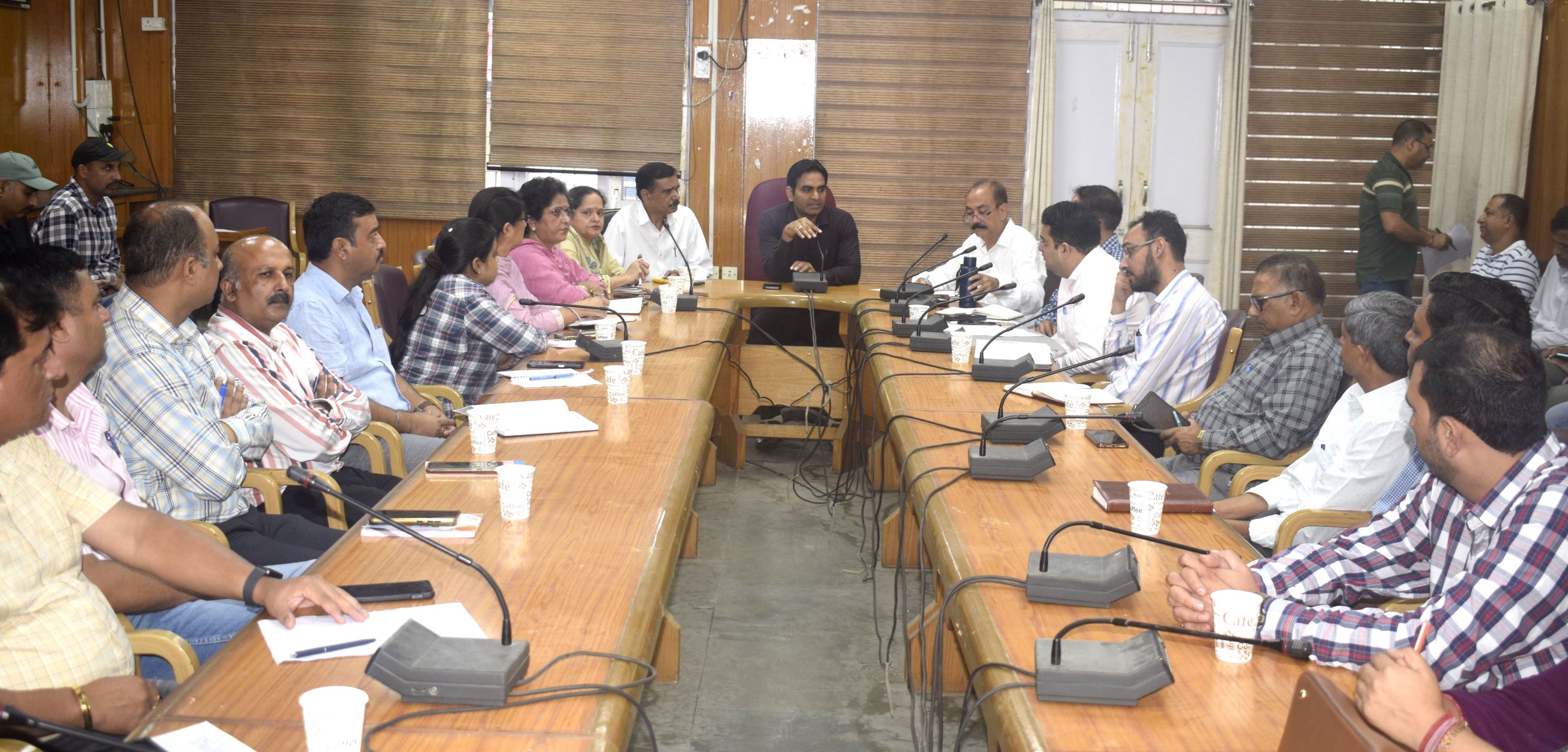 कार्यशाला के दौरान मौजूद उपायुक्त और अन्य। कार्यशाला के दौरान मौजूद उपायुक्त और अन्य।