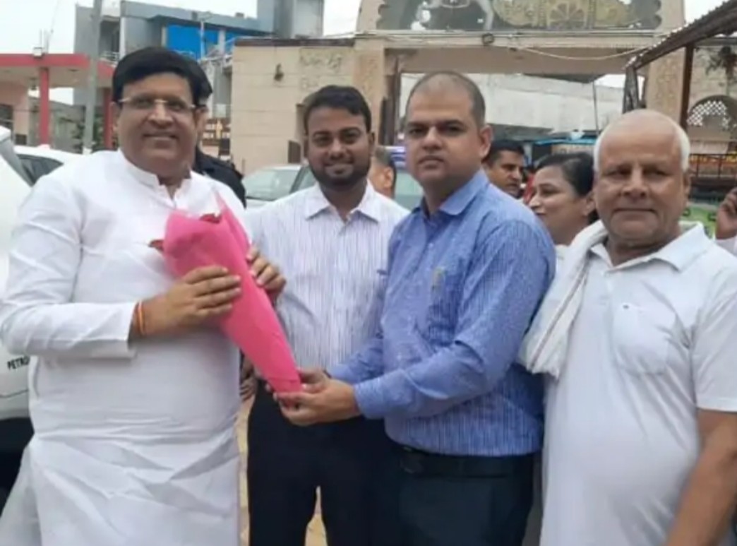 पानीपत चुलकना धाम श्री श्याम मंदिर पहुंचने पर मंत्री विपुल गोयल का स्वागत करते हुए मंदिर समिति पदाधिकारी। पानीपत चुलकना धाम श्री श्याम मंदिर पहुंचने पर मंत्री विपुल गोयल का स्वागत करते हुए मंदिर समिति पदाधिकारी।