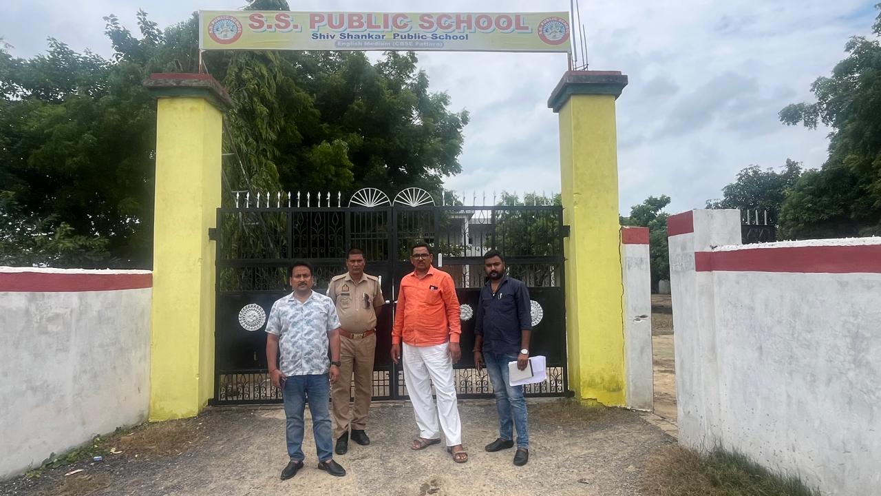 स्कूल पर चेकिंग अभियान करते खंड शिक्षा अधिकारी स्कूल पर चेकिंग अभियान करते खंड शिक्षा अधिकारी