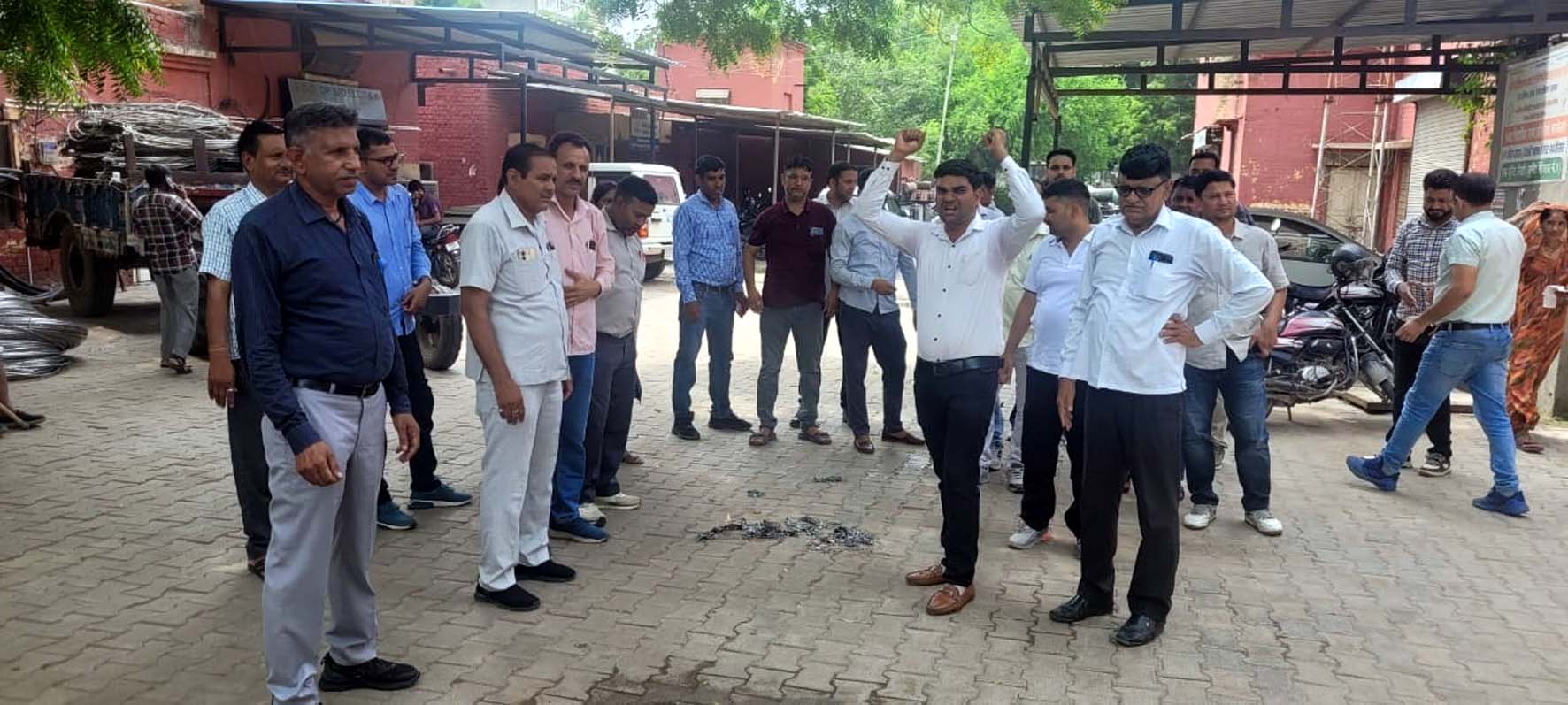 ऑनलाइन तबादला नीति के खिलाफ गेट मीटिंग कर प्रदर्शन करते बिजली कर्मचारी। ऑनलाइन तबादला नीति के खिलाफ गेट मीटिंग कर प्रदर्शन करते बिजली कर्मचारी।