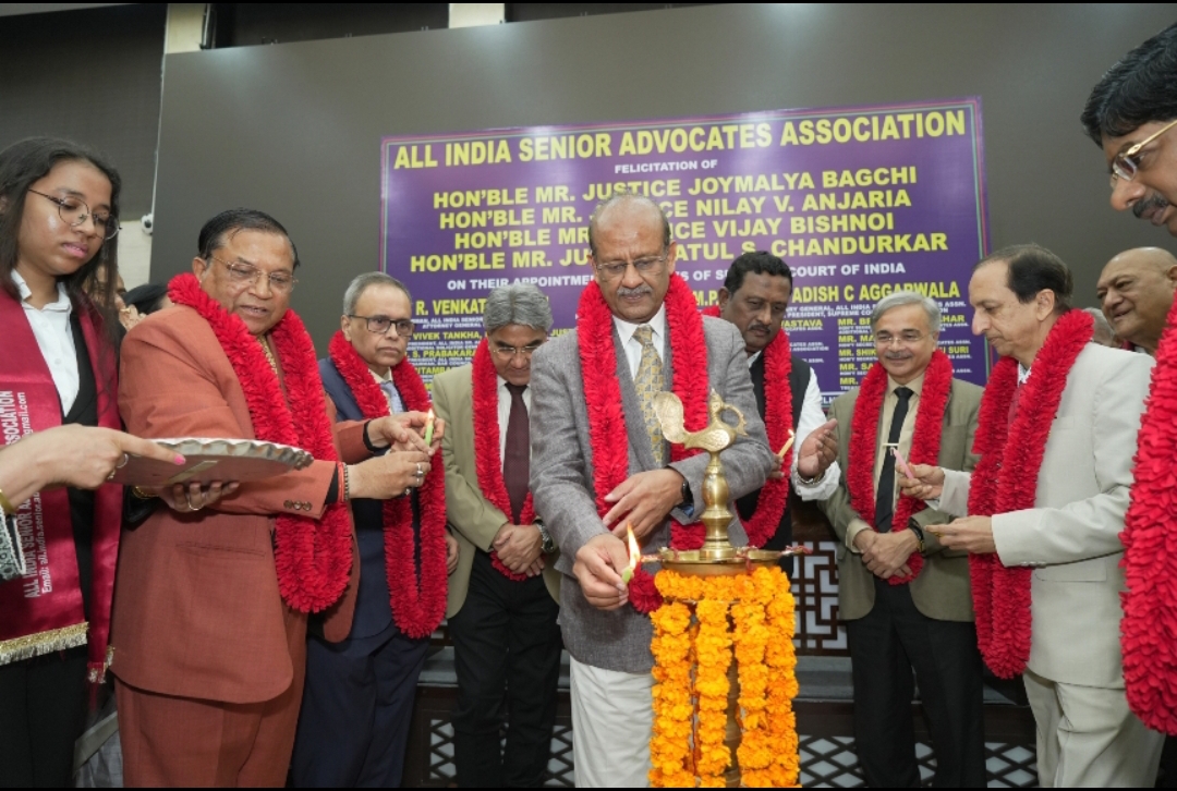 सुप्रीम कोर्ट के न्यायाधीश न्यायमूर्ति राजेश बिंदल, न्यायमूर्ति पी.बी. वराले, न्यायमूर्ति जॉयमाल्य बागची, न्यायमूर्ति निलय वी. अंजारिया, न्यायमूर्ति विजय बिश्नोई, न्यायमूर्ति अतुल एस. चंदुरकर, इंटरनेशनल काउंसिल ऑफ जुरिस्ट्स के अध्यक्ष डॉ. आदीश सी. अग्रवाला, राज्यसभा सांसद पी. विल्सन सुप्रीम कोर्ट के नव नियुक्त न्यायाधीशों के सम्मान समारोह में दीप प्रज्वलन करते हुए। सुप्रीम कोर्ट के न्यायाधीश न्यायमूर्ति राजेश बिंदल, न्यायमूर्ति पी.बी. वराले, न्यायमूर्ति जॉयमाल्य बागची, न्यायमूर्ति निलय वी. अंजारिया, न्यायमूर्ति विजय बिश्नोई, न्यायमूर्ति अतुल एस. चंदुरकर, इंटरनेशनल काउंसिल ऑफ जुरिस्ट्स के अध्यक्ष डॉ. आदीश सी. अग्रवाला, राज्यसभा सांसद पी. विल्सन सुप्रीम कोर्ट के नव नियुक्त न्यायाधीशों के सम्मान समारोह में दीप प्रज्वलन करते हुए।