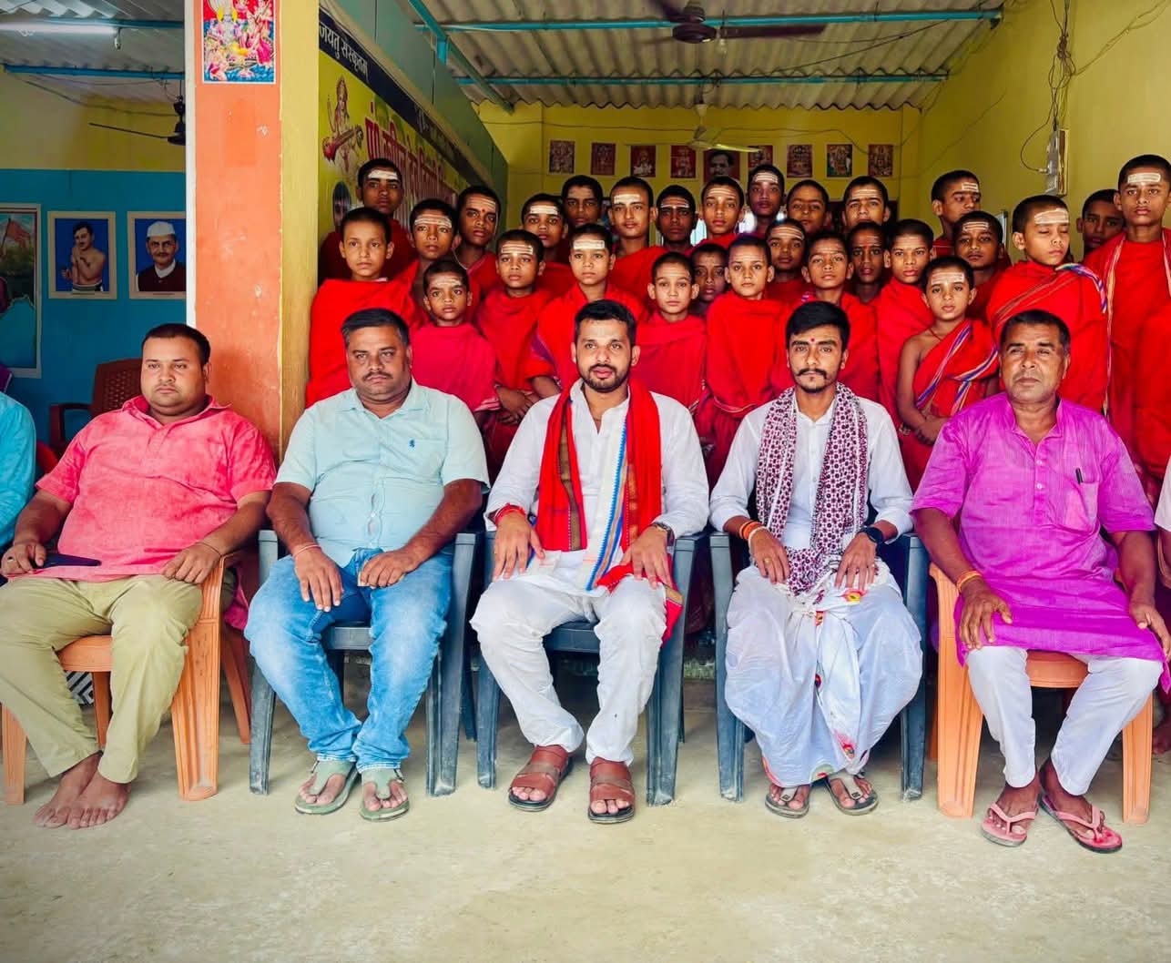 वेद विधालय के छात्रो के साथ अतिथि