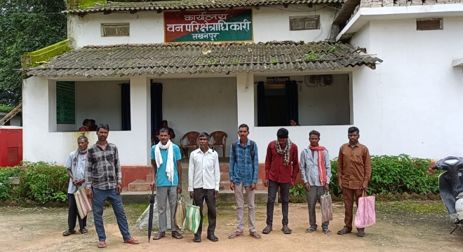 वन विभाग के कार्यालय पहुंचे तेंदूपता संग्राहक वन विभाग के कार्यालय पहुंचे तेंदूपता संग्राहक