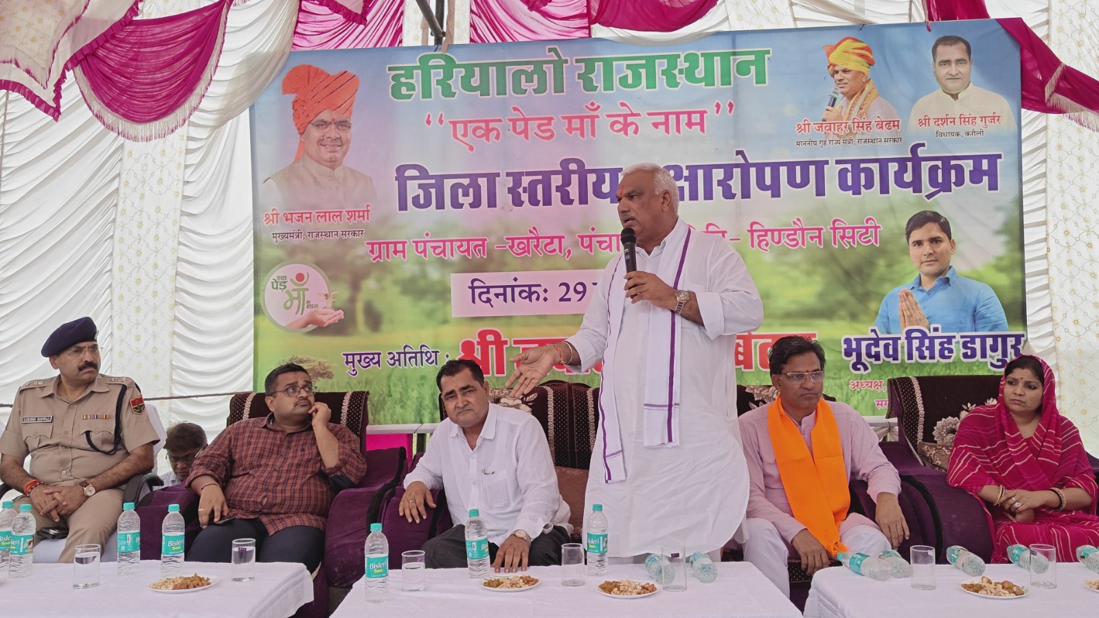 करौली में जिला स्तरीय वृक्षारोपण कार्यक्रम में मंत्री जवाहरसिंह बेढ़म।