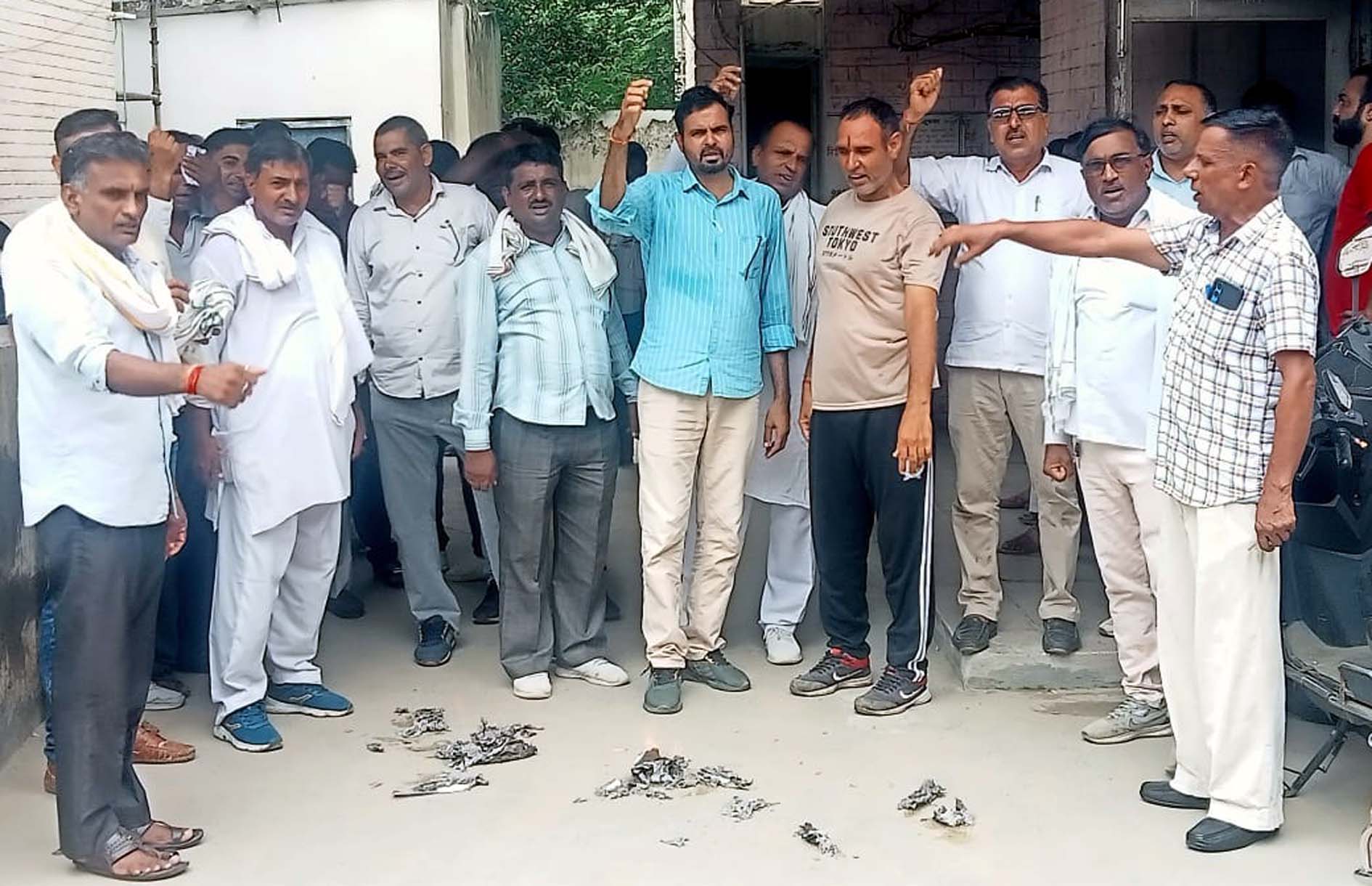 ऑनलाइन तबादला नीति के खिलाफ प्रदर्शन करते सातरोड सब डिवीजन कर्मचारी। ऑनलाइन तबादला नीति के खिलाफ प्रदर्शन करते सातरोड सब डिवीजन कर्मचारी।