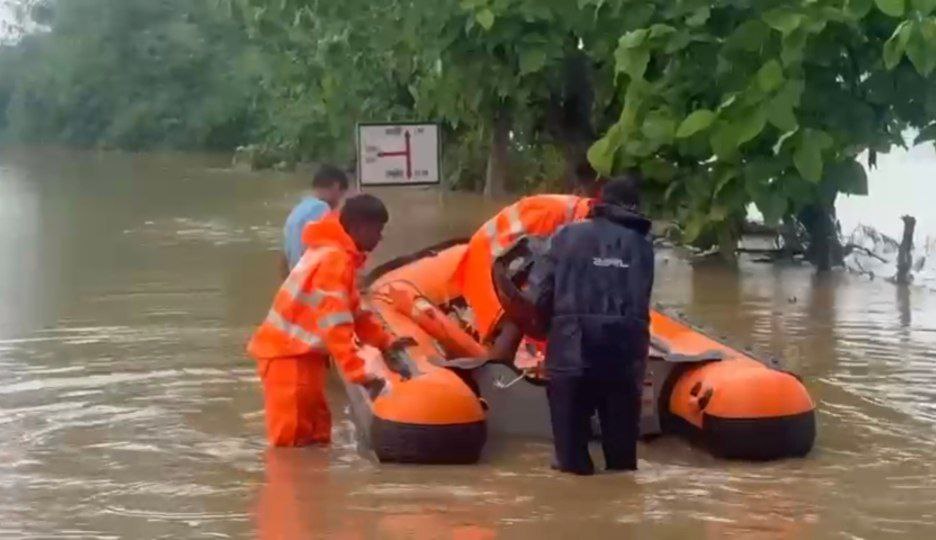 दमोह-ब्यारमा नदी में भारी उफान,क्षेत्र में अनेक ग्राम बाढ की चपेट में आये दमोह-ब्यारमा नदी में भारी उफान,क्षेत्र में अनेक ग्राम बाढ की चपेट में आये