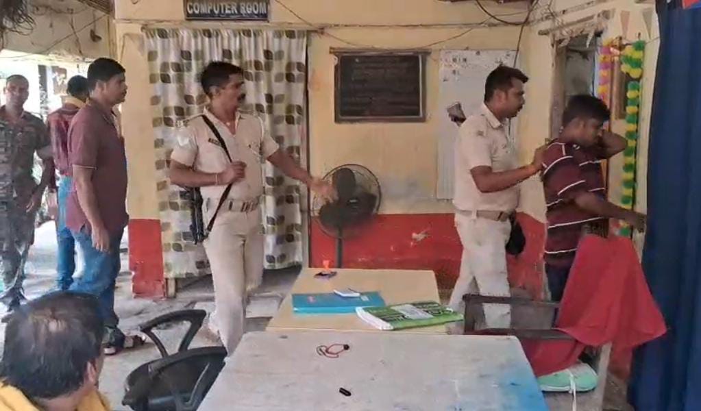 पुलिस हिरासत में आरोपी पुलिस हिरासत में आरोपी