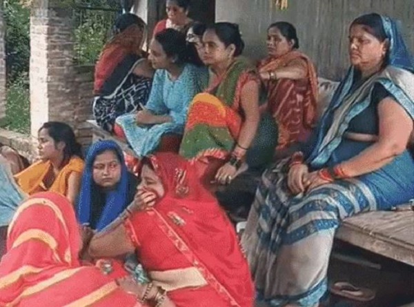 घटना के बाद घर में जुटी महिलाएं घटना के बाद घर में जुटी महिलाएं