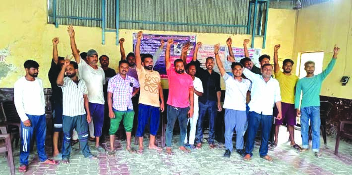 प्रदर्शन करते हुए प्रदर्शन करते हुए