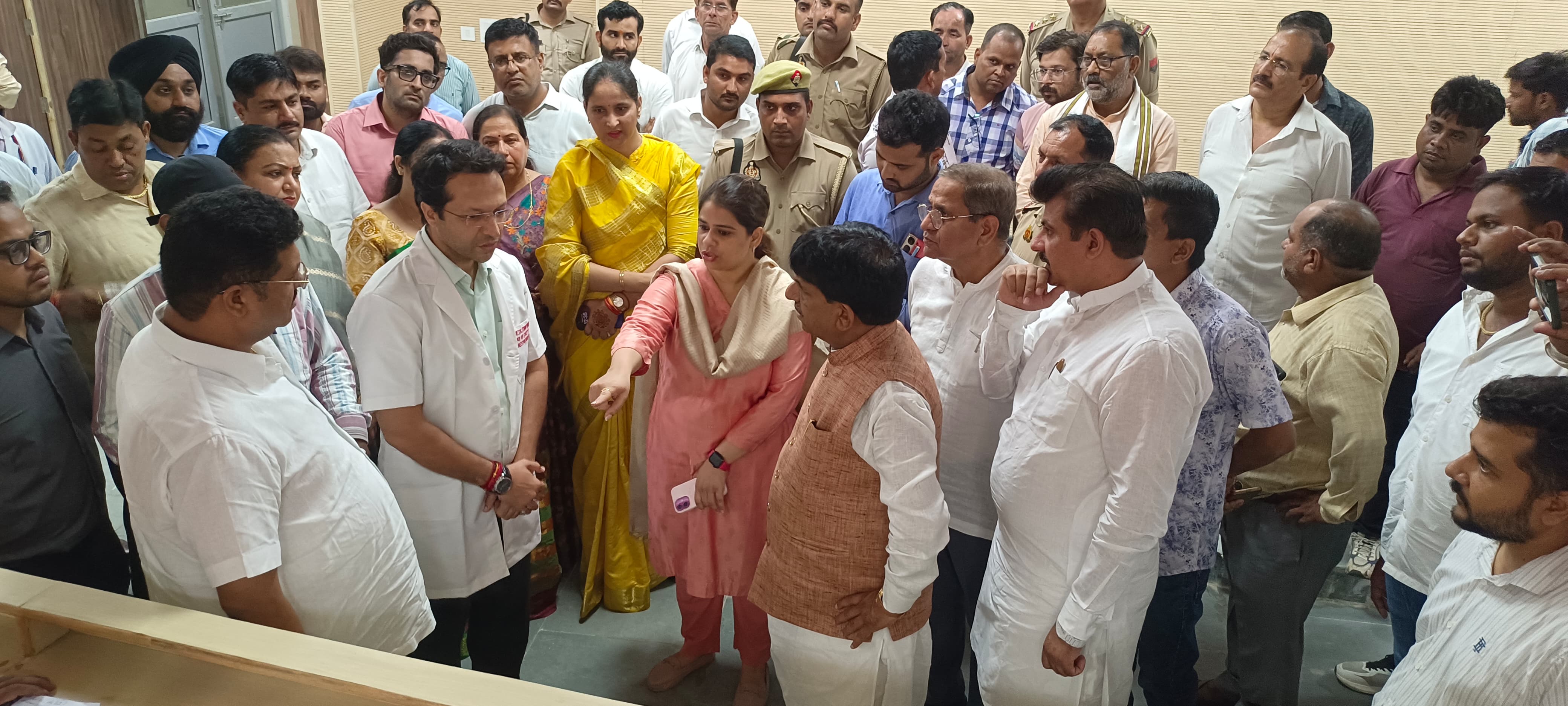 निरीक्षण करते हुए