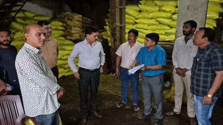 यूरिया वितरण व्यवस्था का कलेक्टर ने लिया जायजा यूरिया वितरण व्यवस्था का कलेक्टर ने लिया जायजा