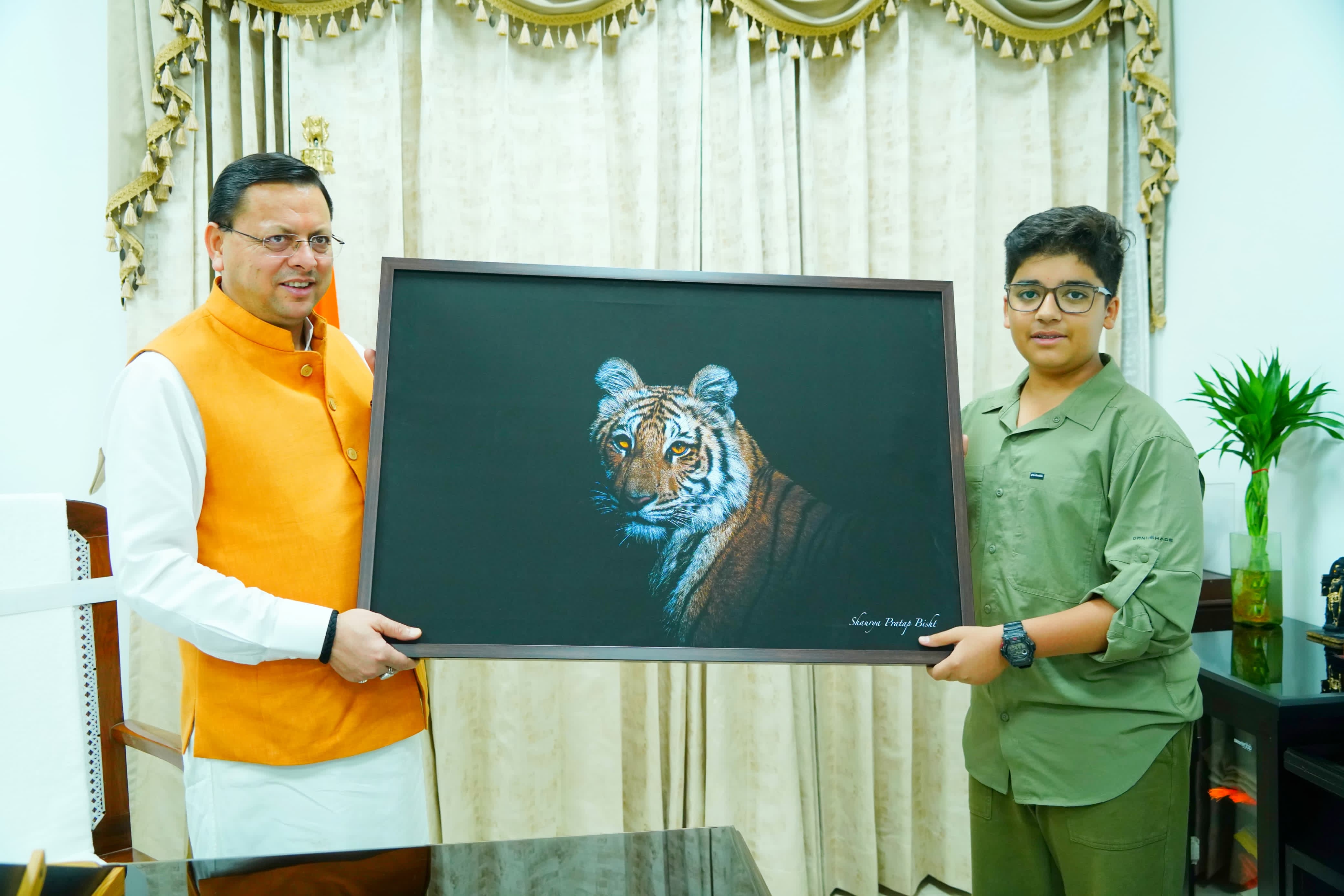 मुख्यमंत्री पुष्कर सिंह धामी को मुख्यमंत्री आवास में मंगलवार को फोटोग्राफर शौर्य प्रताप चित्र भेंट करते। मुख्यमंत्री पुष्कर सिंह धामी को मुख्यमंत्री आवास में मंगलवार को फोटोग्राफर शौर्य प्रताप चित्र भेंट करते।