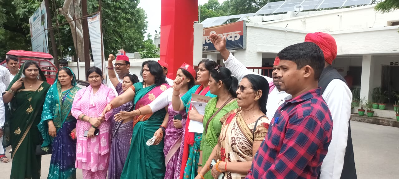 एसपी को ज्ञापन देने के बाद पुलिस अधीक्षक कार्यालय के बाहर खड़ी महिला जिलाध्यक्ष एवं अन्य सहयोगी महिलाएं एसपी को ज्ञापन देने के बाद पुलिस अधीक्षक कार्यालय के बाहर खड़ी महिला जिलाध्यक्ष एवं अन्य सहयोगी महिलाएं