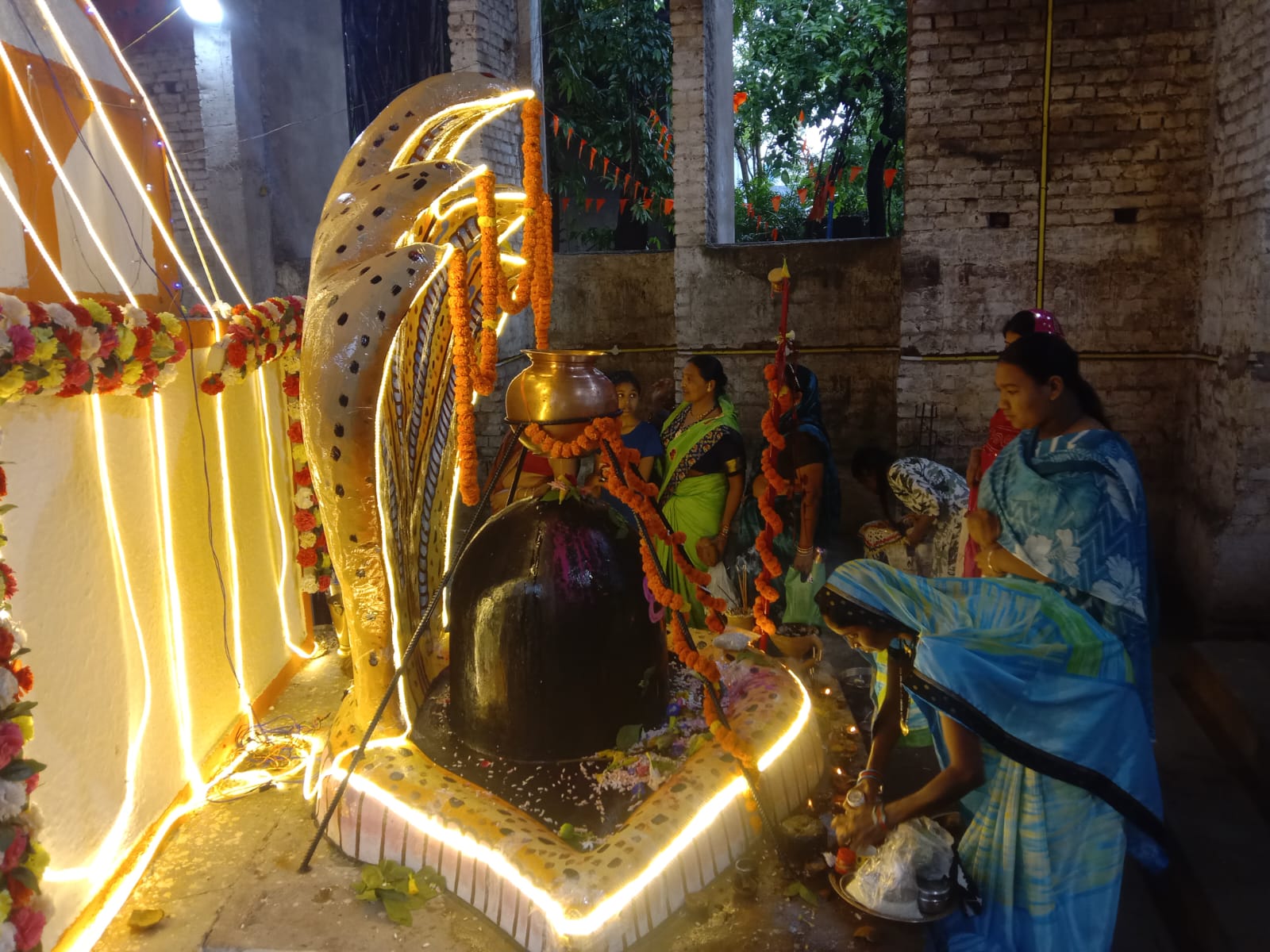 नागदेव मंदिर में पूजन करते हुए श्रध्दालु। नागदेव मंदिर में पूजन करते हुए श्रध्दालु।