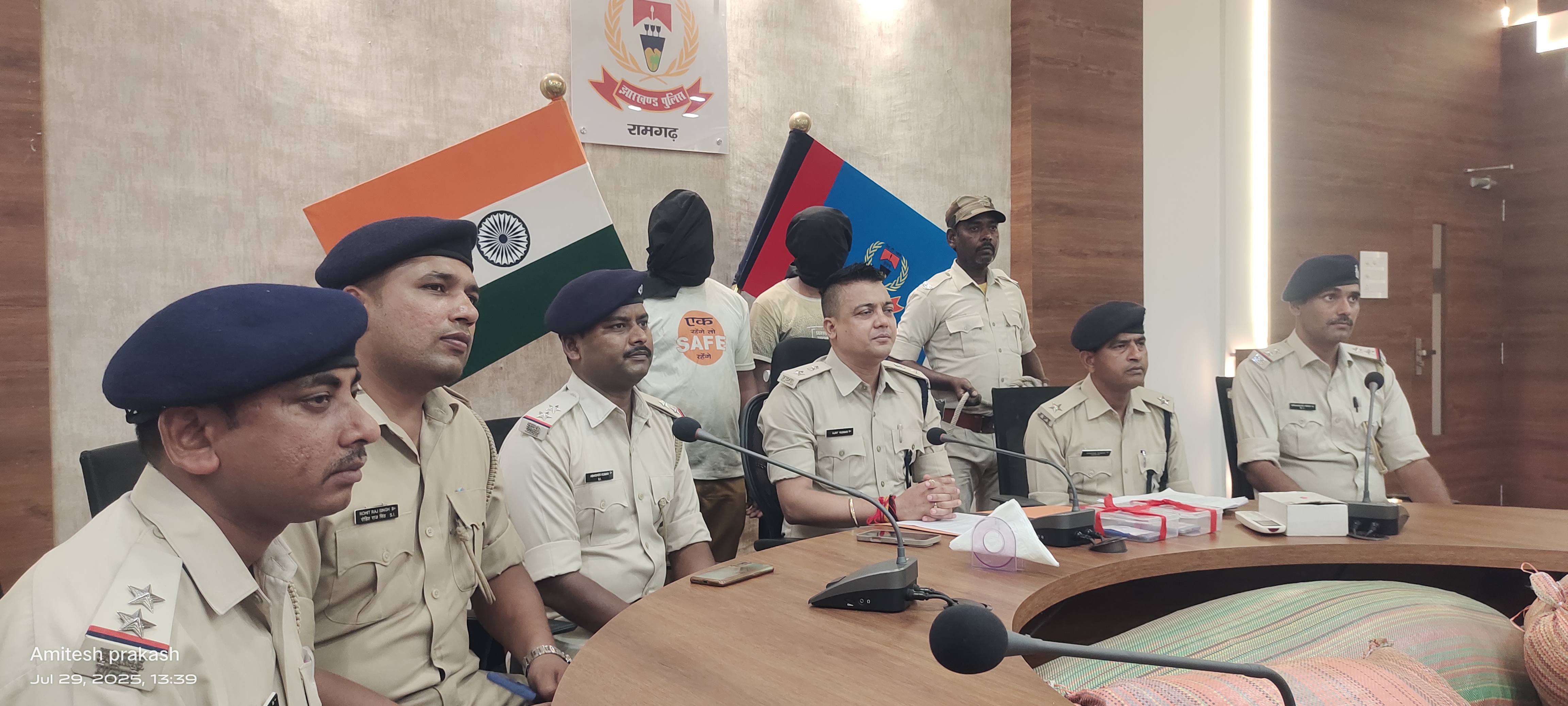 प्रेस कॉन्फ्रेंस करते एसपी अजय कुमार प्रेस कॉन्फ्रेंस करते एसपी अजय कुमार