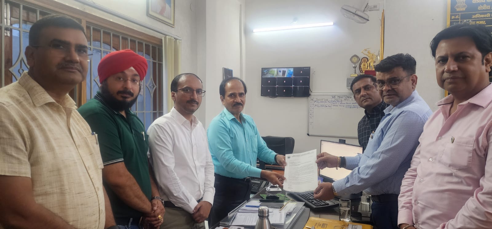 एनएचएआई के क्षेत्रीय निदेशक से बात करते चेंबर के सदस्य एनएचएआई के क्षेत्रीय निदेशक से बात करते चेंबर के सदस्य