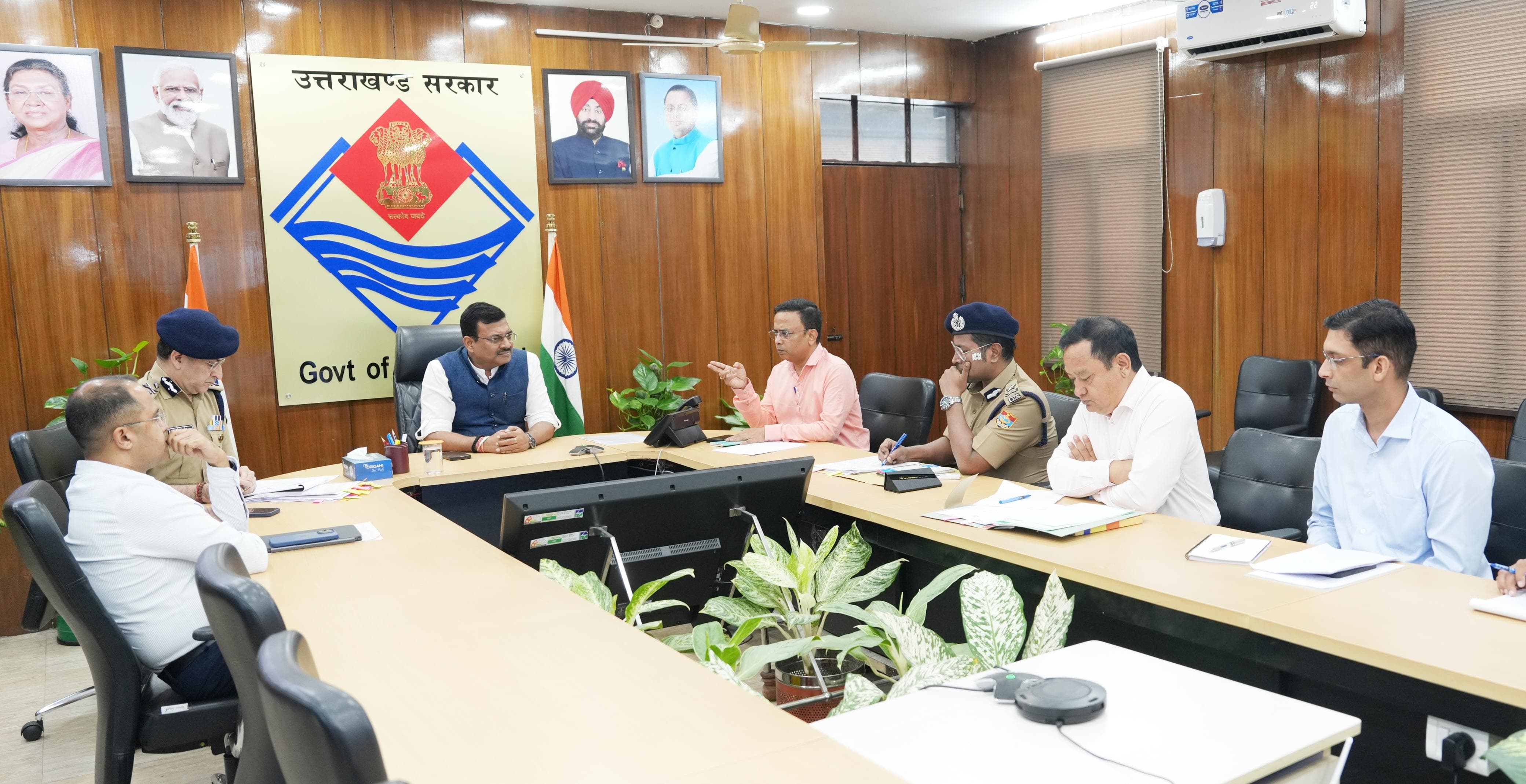 मंगलवार को सचिवालय स्थित अपने सभागार में मुख्य सचिव आनन्द बर्द्धन । मंगलवार को सचिवालय स्थित अपने सभागार में मुख्य सचिव आनन्द बर्द्धन ।