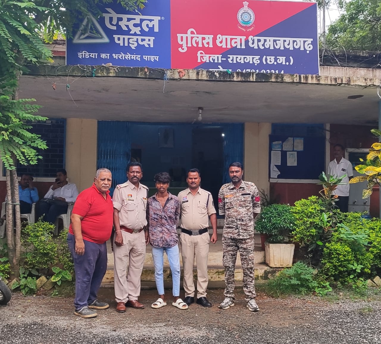 पुलिस के गिरफ्त में आरोपी पुलिस के गिरफ्त में आरोपी