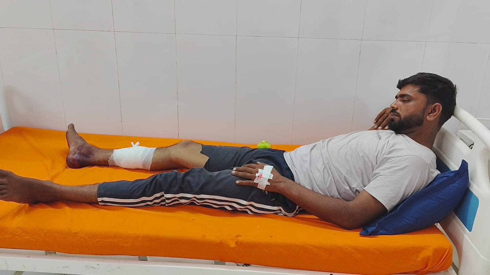 पुलिस मुठभेड़ में गोली लगने से घायल आरोपित बंदु जिला अस्पताल में। पुलिस मुठभेड़ में गोली लगने से घायल आरोपित बंदु जिला अस्पताल में।
