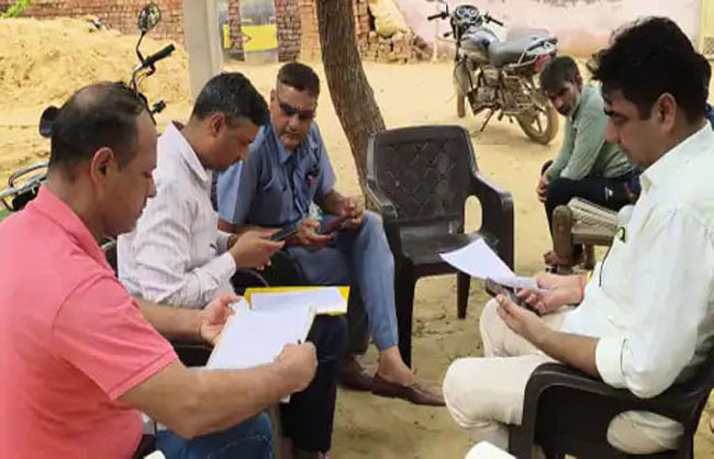 जांच में जुटे अधिकारी। जांच में जुटे अधिकारी।