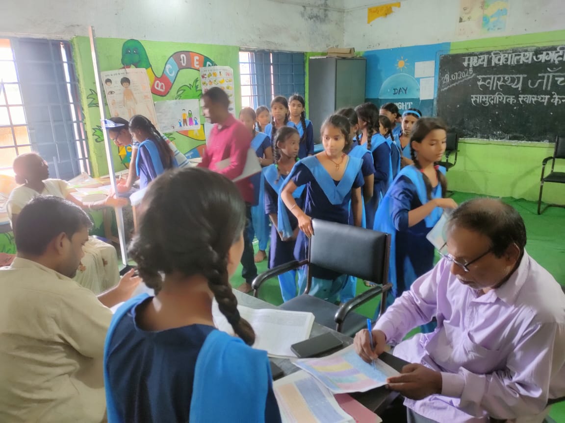 जांच करते चिकित्सक जांच करते चिकित्सक