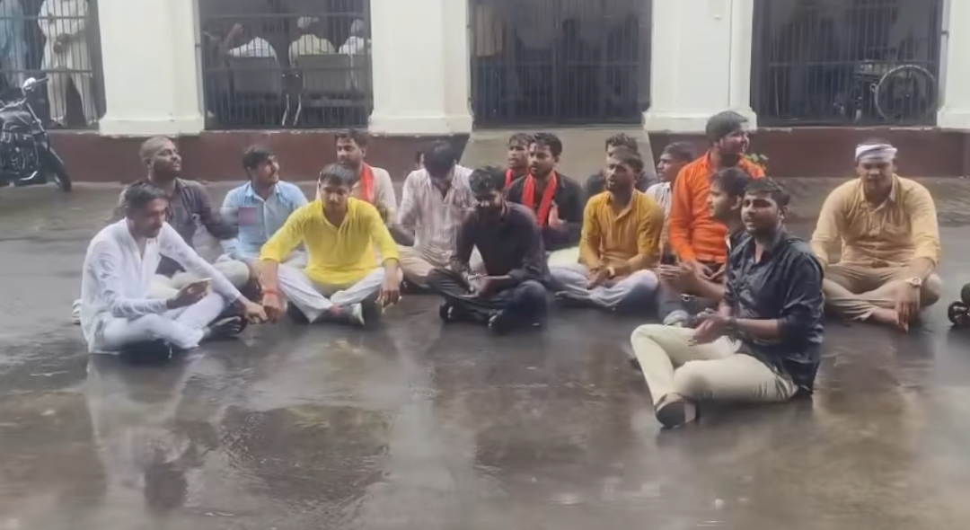 हनुमान चालीसा पढ़ते एबीवीपी कार्यकर्ता हनुमान चालीसा पढ़ते एबीवीपी कार्यकर्ता