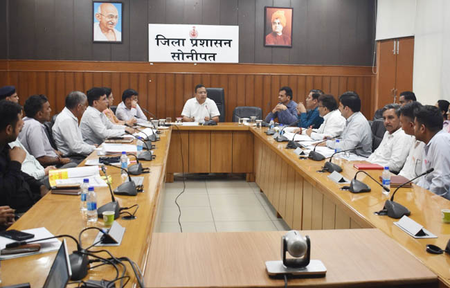 सोनीपत: सड़क सुरक्षा पर अधिकारियों को निर्देश देते हुए उपायुक्त सोनीपत: सड़क सुरक्षा पर अधिकारियों को निर्देश देते हुए उपायुक्त