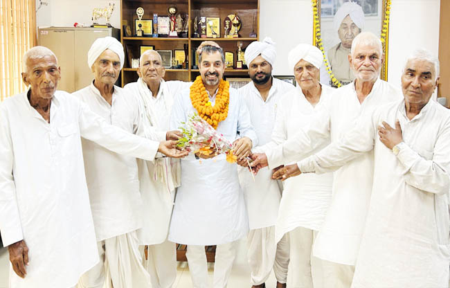 सोनीपत: अंतरराष्ट्रीय जाट संसदके राष्ट्रीय उपाध्यक्ष डॉ. विजयपाल नैन स्वागत करते समुदाय के लोग सोनीपत: अंतरराष्ट्रीय जाट संसदके राष्ट्रीय उपाध्यक्ष डॉ. विजयपाल नैन स्वागत करते समुदाय के लोग
