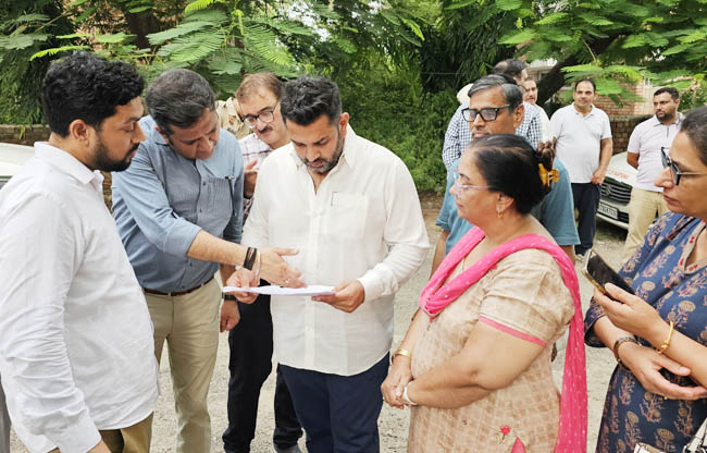 सोनीपत: विधायक निखिल मदान डॉ. ज्योत्सना, लोक निर्माण विभाग के अभियंता पंकज गौड़ अस्पातल में सोनीपत: विधायक निखिल मदान डॉ. ज्योत्सना, लोक निर्माण विभाग के अभियंता पंकज गौड़ अस्पातल में