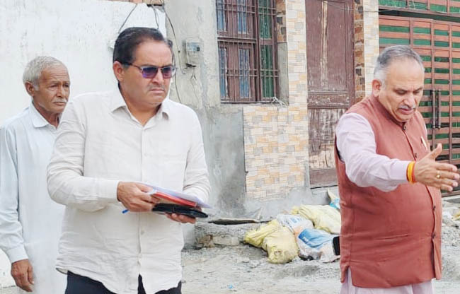 सोनीपत: निर्माण कार्य में अनियमितता की शिकायतें मिलने पर मौका मुआयना करते हुए मेयर राजीव जैन सोनीपत: निर्माण कार्य में अनियमितता की शिकायतें मिलने पर मौका मुआयना करते हुए मेयर राजीव जैन