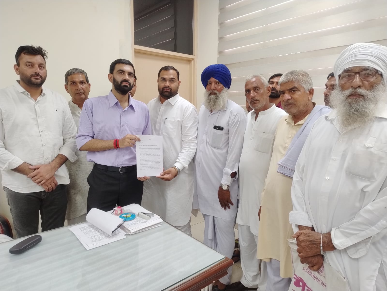 एसडीएम को ज्ञापन सौंपते हुए डेयरी फार्मर। एसडीएम को ज्ञापन सौंपते हुए डेयरी फार्मर।